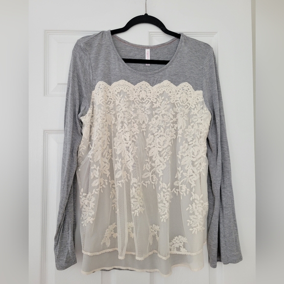Women's XXL Xhilaration Gray and Cream Lace Blouse - Picture 1 of 5